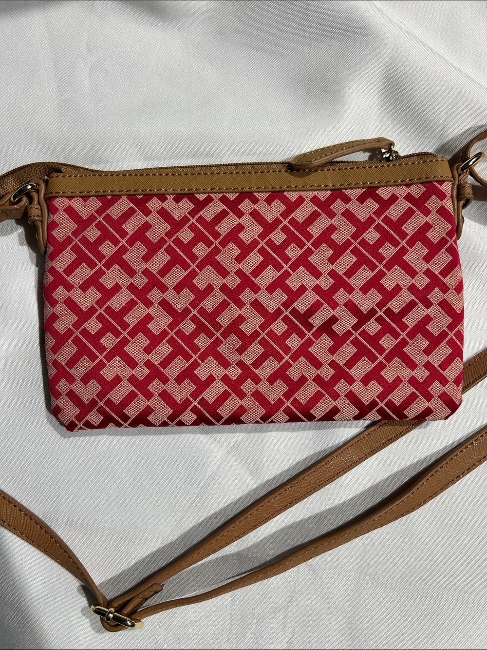 Tommy Hilfiger Red Patterned Crossbody with Tan Accents No Callouts - Picture 4 of 8